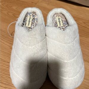 Dearfoams Women's Cream Indoor/Outdoor Slippers,Size Medium (7/8) (9-10),(11-12)